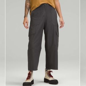Lululemon Light Utilitech Cargo Pocket High-Rise Crop
Graphite Grey - Size 28
